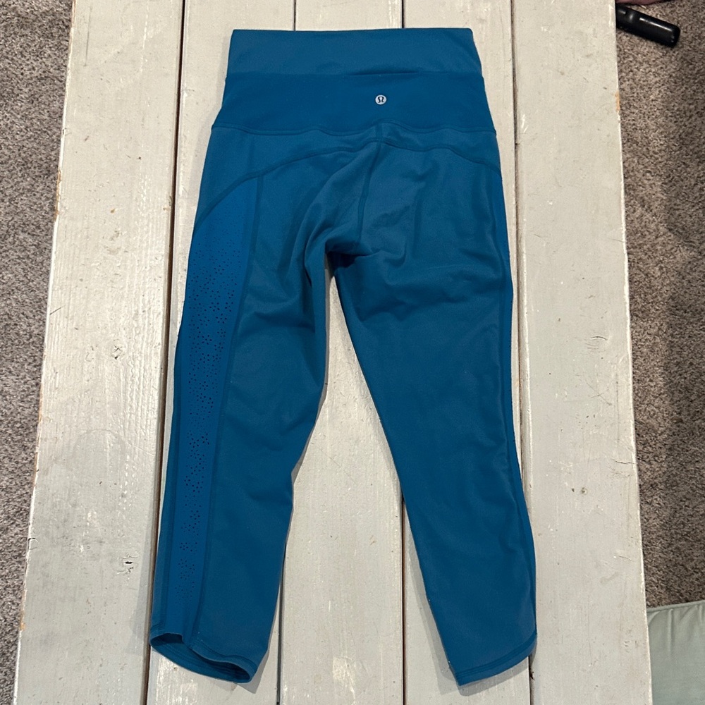 Lululemon women’s Blue Cropped Leggings sz 6 excellent
